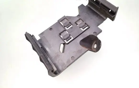 Volkswagen PASSAT B8 Engine control unit holder 5Q0906507D