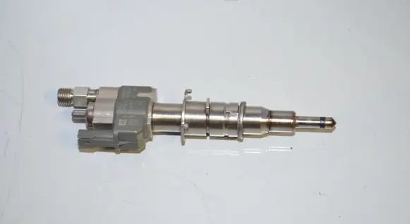 BMW 5 F10 F11 Fuel injector 7589048 13537589048 13537565137