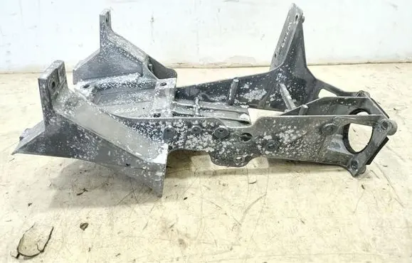 Engine mounting bracket