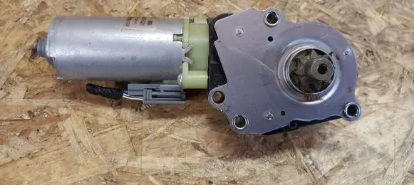 Volvo V50 Seat adjustment motor 0130002527 198389104