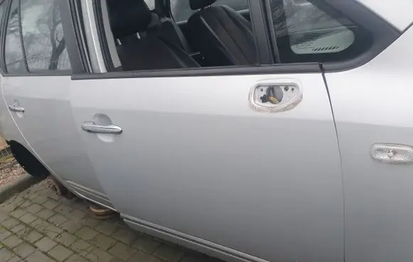 KIA Carens I Front door
