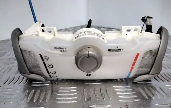 Peugeot 107 Climate control unit 559000H010 P69610003B6207C
