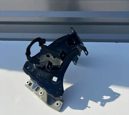 Porsche Cayenne (9Y0 9Y3) Fender mounting bracket 9Y0821138