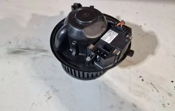 Volkswagen Scirocco Heater fan/blower 3C0907521D