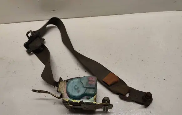 Subaru Impreza I Front seatbelt 535622202