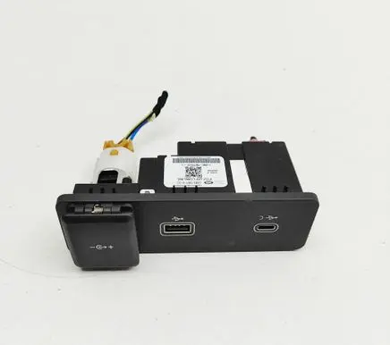 Land Rover Range Rover Evoque L551 USB socket connector L8B219E110CC