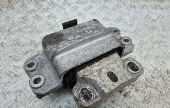Volkswagen PASSAT B7 Engine mount bracket 3C0199555P