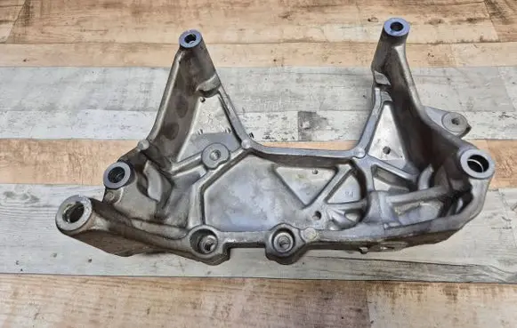 Nissan Altima Engine mounting bracket