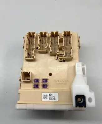 Toyota RAV 4 (XA40) Fuse module 8273042811 63586798
