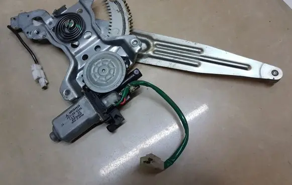 Mitsubishi Pajero Sport I Rear door window regulator motor MR144538 0621006546