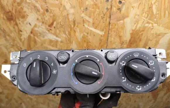Ford Focus Climate control unit 3M5T19980AD P9696073205 69607320