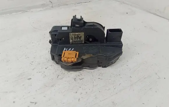 Opel Insignia A Front door lock 13579518