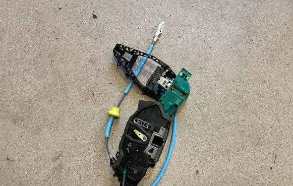BMW 1 F40 Front door lock 7956148 9881778