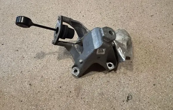 Engine mounting bracket