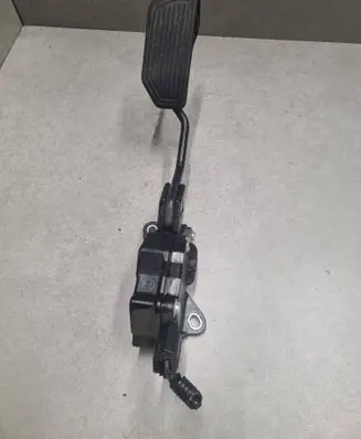 Accelerator throttle pedal