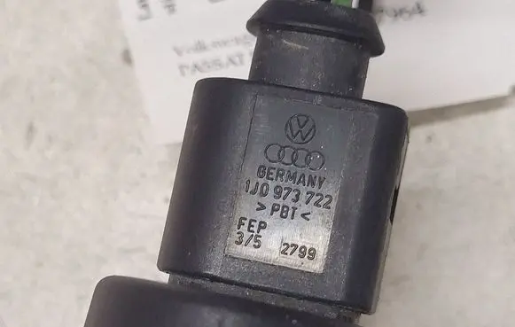 Volkswagen PASSAT B5 Windscreen/windshield washer pump 1J0973722