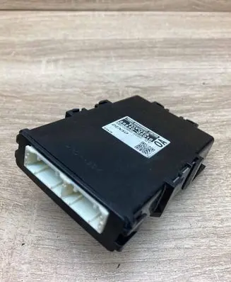 Toyota Avensis T270 Power management control unit 8969005010 MB1028500050