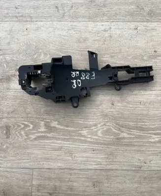 BMW 1 E82 E88 Front door exterior handle/bracket 7200936 51217200936