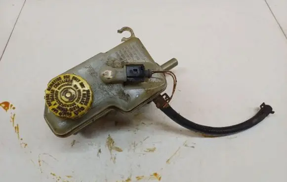 Skoda Fabia Mk1 (6Y) Brake fluid reservoir