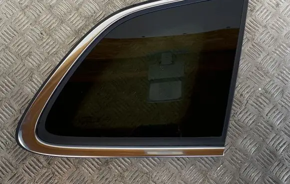 Jeep Cherokee Rear side window