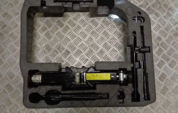 Audi A4 S4 B8 8K Lift Jack 8T0012109A