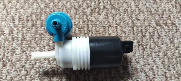 Volkswagen Golf III Windscreen/windshield washer pump 1H6955651