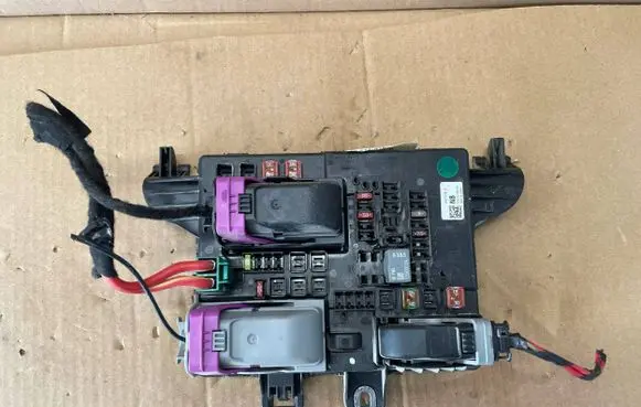 Opel Insignia A Fuse module 13277318
