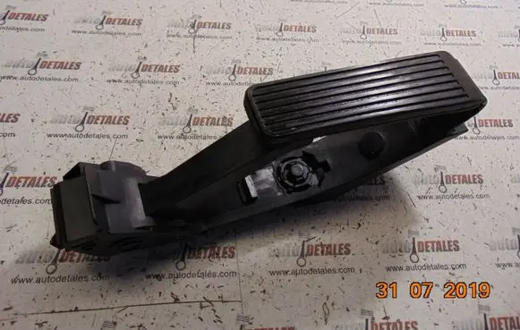 Mercedes-Benz S W220 Accelerator throttle pedal A2203000104