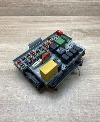 Opel Zafira A Fuse module 24412497