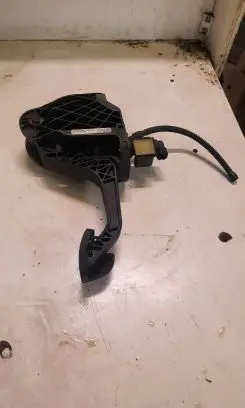 Volkswagen Touran I Clutch pedal 1T1721059BH
