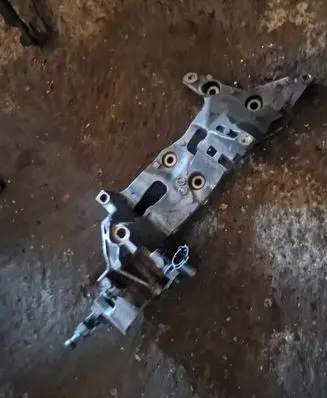 Volkswagen Touran III Engine mounting bracket