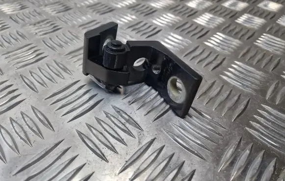 Skoda Octavia Mk2 (1Z) Front door upper hinge 6Y0831411D