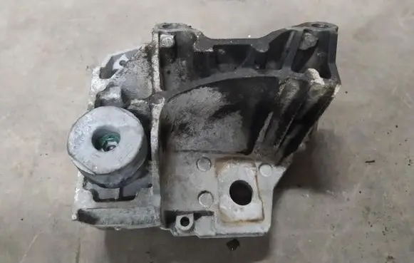 Volvo S60 Engine mounting bracket