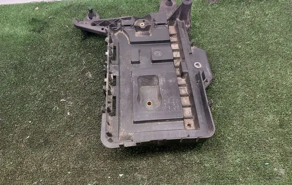 Volkswagen PASSAT B7 Battery tray 1K0915333