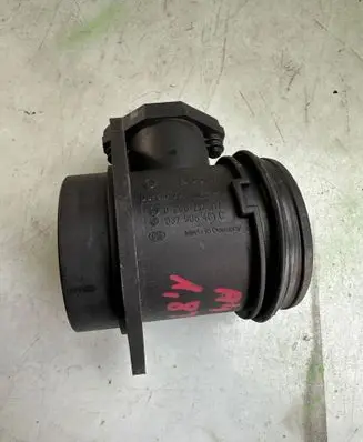 Volkswagen PASSAT B5 Mass air flow meter 0280217117 037906461C