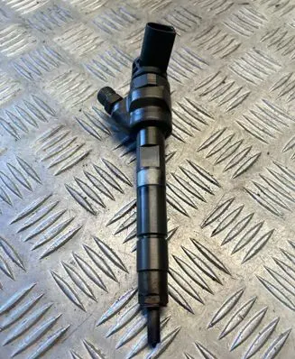 BMW 5 F10 F11 Fuel injector 7810702 0445110595