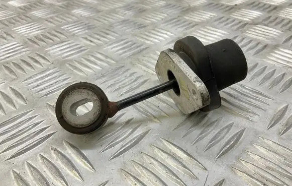 Engine mount bracket
