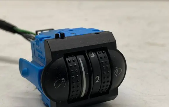 Volkswagen Touareg I Headlight level height control switch 7L6941333D