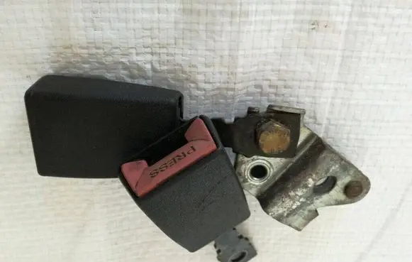 Mercedes-Benz S W126 Front seatbelt buckle 1268605069