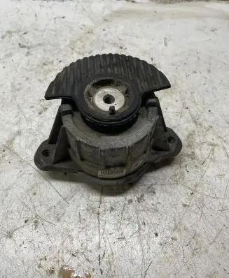 Mercedes-Benz C W204 Engine mount bracket A2042404217 ZGS003