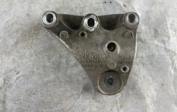 Seat Ibiza III (6L) Engine mounting bracket 6Q0199185 6Q0199185R