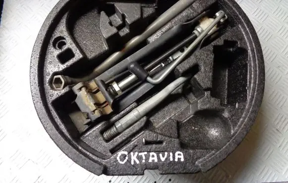Skoda Octavia Mk2 (1Z) Tool set 1Z0012115