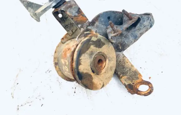 Mazda 626 Engine mount bracket