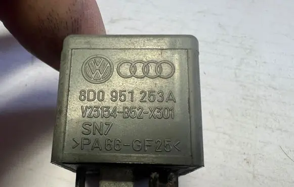 Volkswagen PASSAT B5.5 Other relay 8D0951253A V23134B52X301