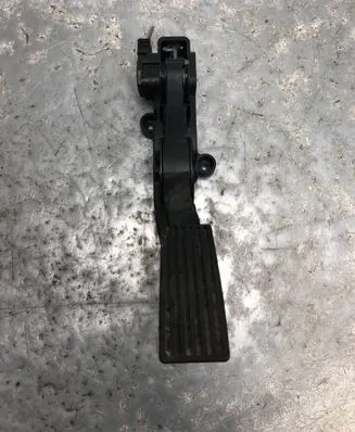 Mercedes-Benz A W169 Accelerator throttle pedal A1693000104