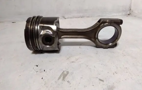Toyota Avensis T250 Piston with connecting rod 7JA06844 7JA 06844
