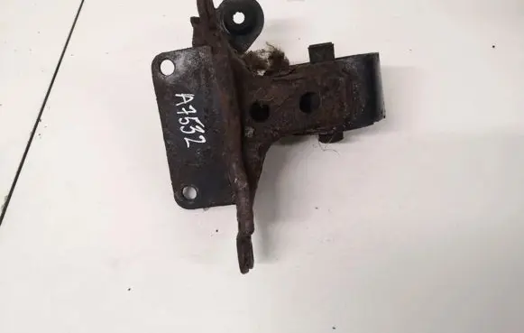Nissan X-Trail T30 Engine mount bracket