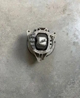 Engine mount bracket