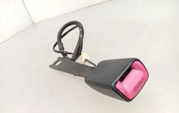 Toyota Avensis T270 Front seatbelt buckle E034501