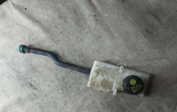 Brake fluid reservoir